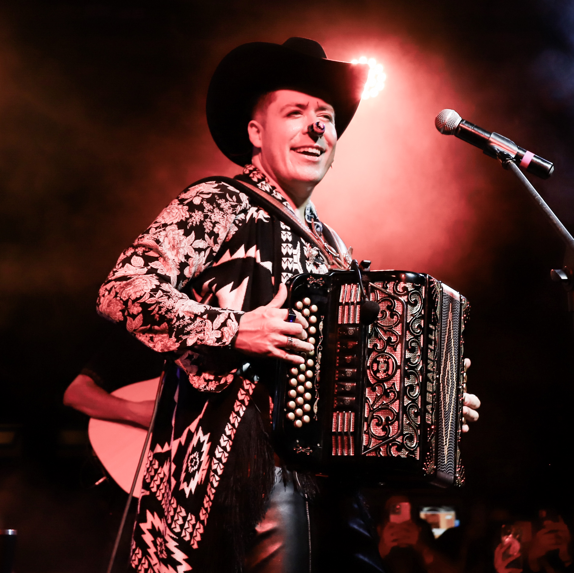 Costel cantando en concierto